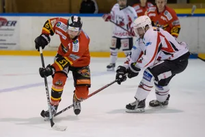 sport_23092017_eishockey_pif-7_preview Der Dürntner Michel De Martin (links) mit Vorwärtsdrang. (Bild: Robert Pfiffner), Vikings-Stürmer Mischa Rüegg (links) ist nicht zu stoppen. (Bild: Robert Pfiffner), Vikings-Spieler Olivier Brunner (vorne) beschäftigt die Abwehr von Sursee. (Bild: Robert Pfiffner)