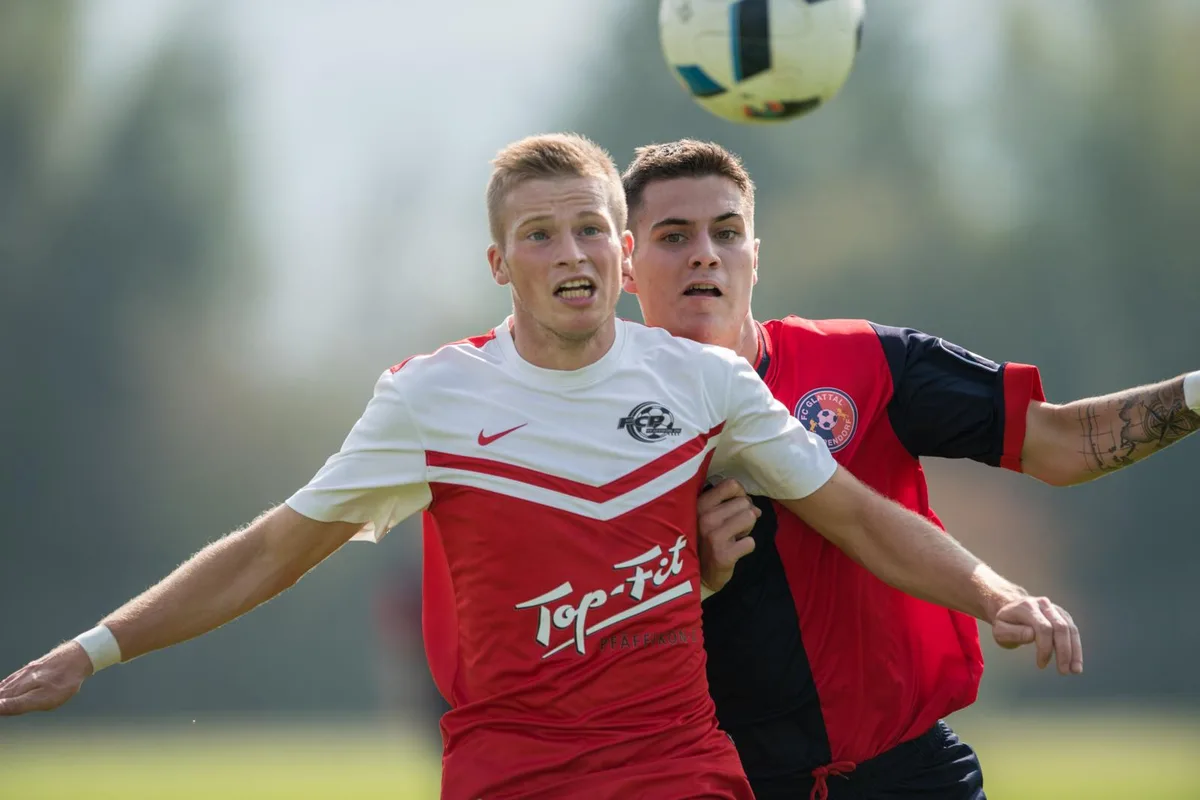 sport_24092017_fussball_pif-3_preview Der Pfäffiker Adam Durowicz im Duell mit dem Glattaler Nico Vuckovic. (Bild: Robert Pfiffner)