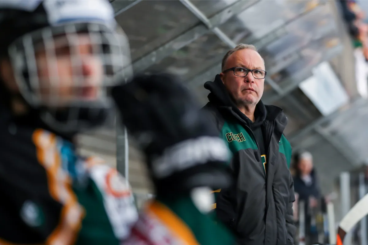 sport_25022017_eishockeyeie_crm_07_preview Trainer Dieter Wieser will mit dem EHC Illnau-Effretikon an die erfolgreiche letzte Saison anknüpfen. (Archivbild: Christian Merz)
