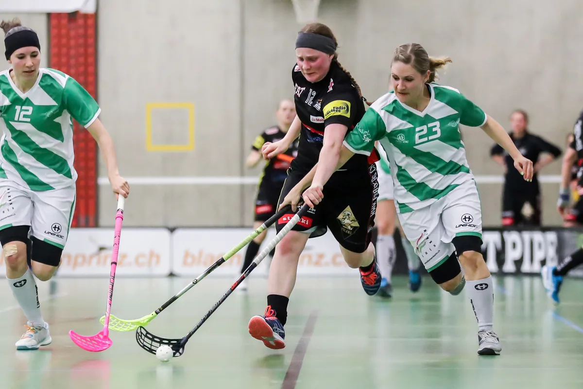 sport_26032017_unihockey_crm_6_preview Die Riders (Jasmin Bühler, links) gewannen am Wochenende eines ihrer zwei Spiele. (Archivbild: Christian Merz)