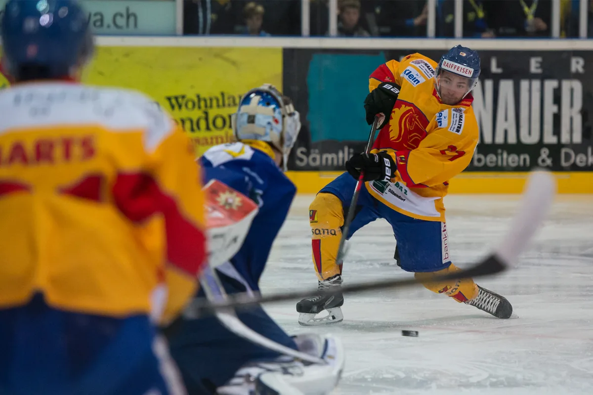 sport_30092015_eishockey_pif-2_preview Hoffen auf ein nächstes sportliches Wunder: Der EHC Dübendorf (Andreas Bührer, rechts) empfängt im Cup erneut den HC Davos. (Archivbild: Robert Pfiffner), Ein Stadion als Festhütte: Im letzten Cup-Duell zwischen Dübendorf und Davos herrschte eine tolle Atmosphäre im Chreis. (Archivbild: Robert Pfiffner), Ein Stadion als Festhütte: Im letzten Cup-Duell zwischen Dübendorf und Davos herrschte eine tolle Atmosphäre im Chreis. (Archivbild: Robert Pfiffner)