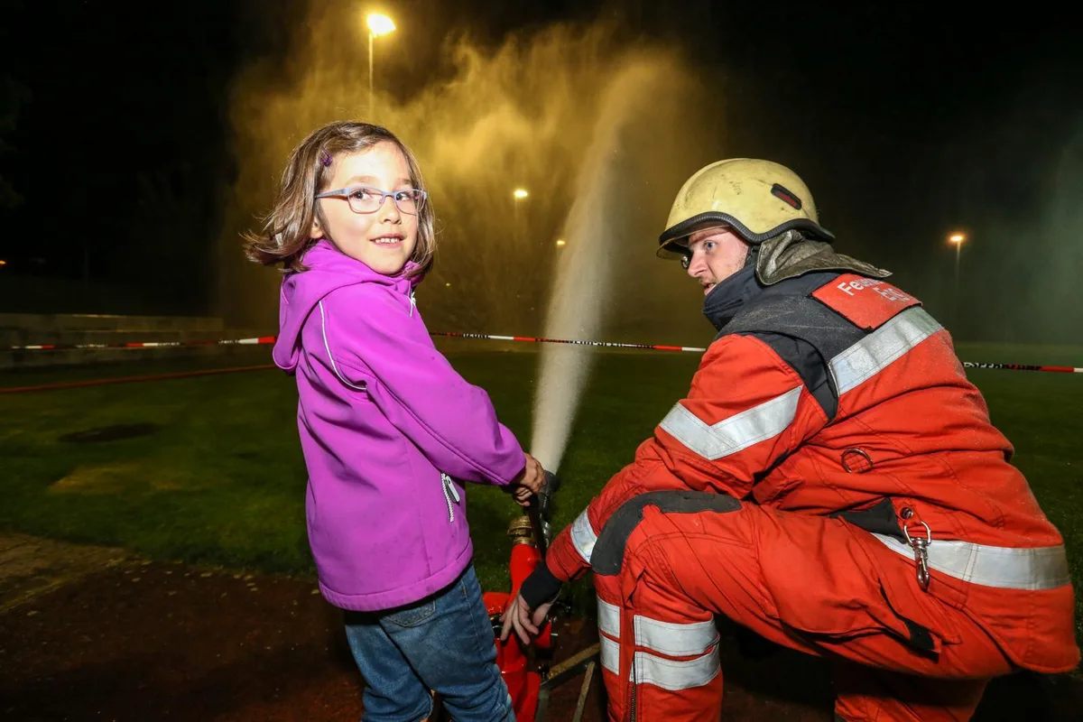 uster_22092017_feuerwehregg_nag-49_preview Beim Feuerwehrparcours durften Kinder und Erwachsene Brände löschen, Eisen zerschneiden und auf Leitern klettern. (Bild: Nathalie Guinand)