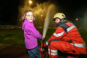 uster_22092017_feuerwehregg_nag-49_preview Beim Feuerwehrparcours durften Kinder und Erwachsene Brände löschen, Eisen zerschneiden und auf Leitern klettern. (Bild: Nathalie Guinand)