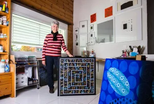 uster_22092017_malerintheis_sbo_1_preview Marianne Theis in ihrem Atelier in Uster. (Bild: Seraina Boner), Marianne Theis in ihrem Atelier in Uster. (Bild: Seraina Boner)