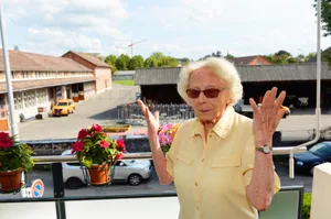 uster_laerm_frau_andreoli_weu_02_preview Frau Andreoli ärgert sich über den Lärm. (Bild: Urs Weisskopf), Bis morgens um 4 Uhr sei sie wach gelegen, wegen des Brummtones. (Bild: Urs Weisskopf), Der Krach kommt vom Stromgenerator des Zirkus Royals auf dem Zeughausareal. (Bild: Urs Weisskopf)