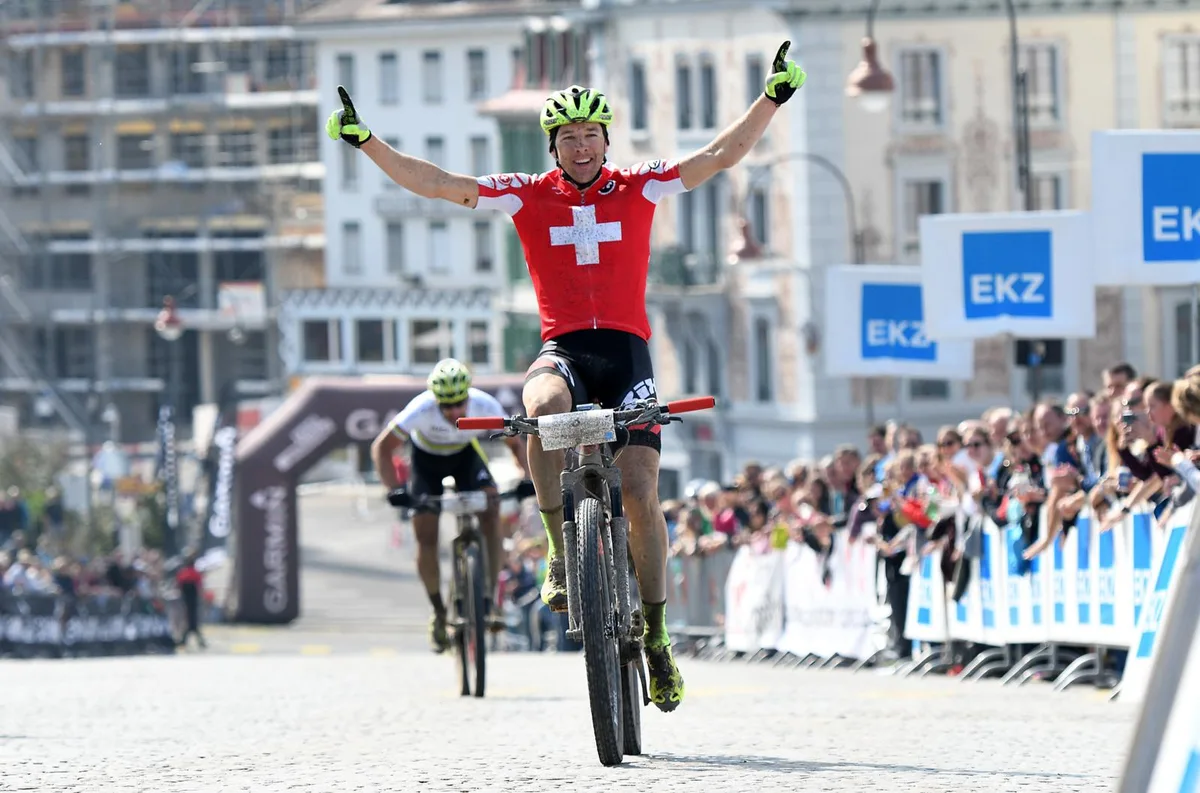 ziel_konny_looser_sieg%20%282%29_preview Konny Looser jubelt bei der Zieleinfahrt in Einsiedeln über seinen Sieg. (Bild: Martin Platter)