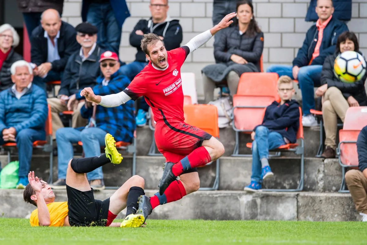 sport_1-10-2017_fussball_pif-5_preview In Schräglage: Der FC Pfäffikon (im Bild Davide Schneider) gerät gegen Witikon ins Straucheln. (Bild: Robert Pfiffner), Der Pfäffiker Topskorer Flamur Gashi im Duell mit Witikons Martin Vundac. (Bild: Robert Pfiffner), Sascha Buchs versucht sich gegen zwei Witiker durchzusetzen. (Bild: Robert Pfiffner)