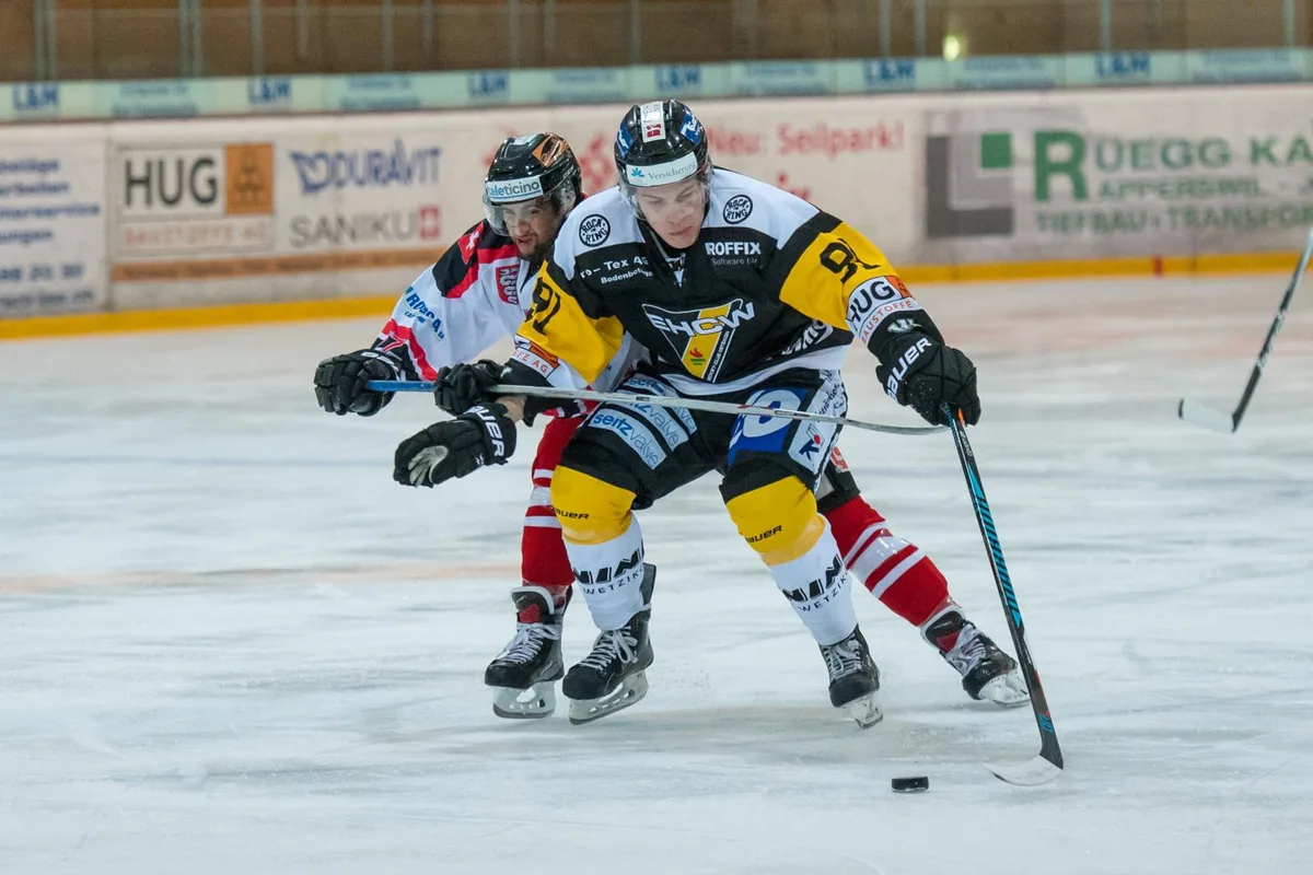 EHCW-Stürmer Nino Schäppi (vorne) erzielte beim 3:1-Sieg in Wil den Ausgleich. (Bild: Robert Pfiffner)
