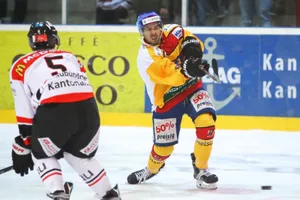 sport_27092017_eishockeyduebichur_dku__6__preview EHCD-Stürmer Brent Buchmüller zieht ab. (Bild: David Kündig)