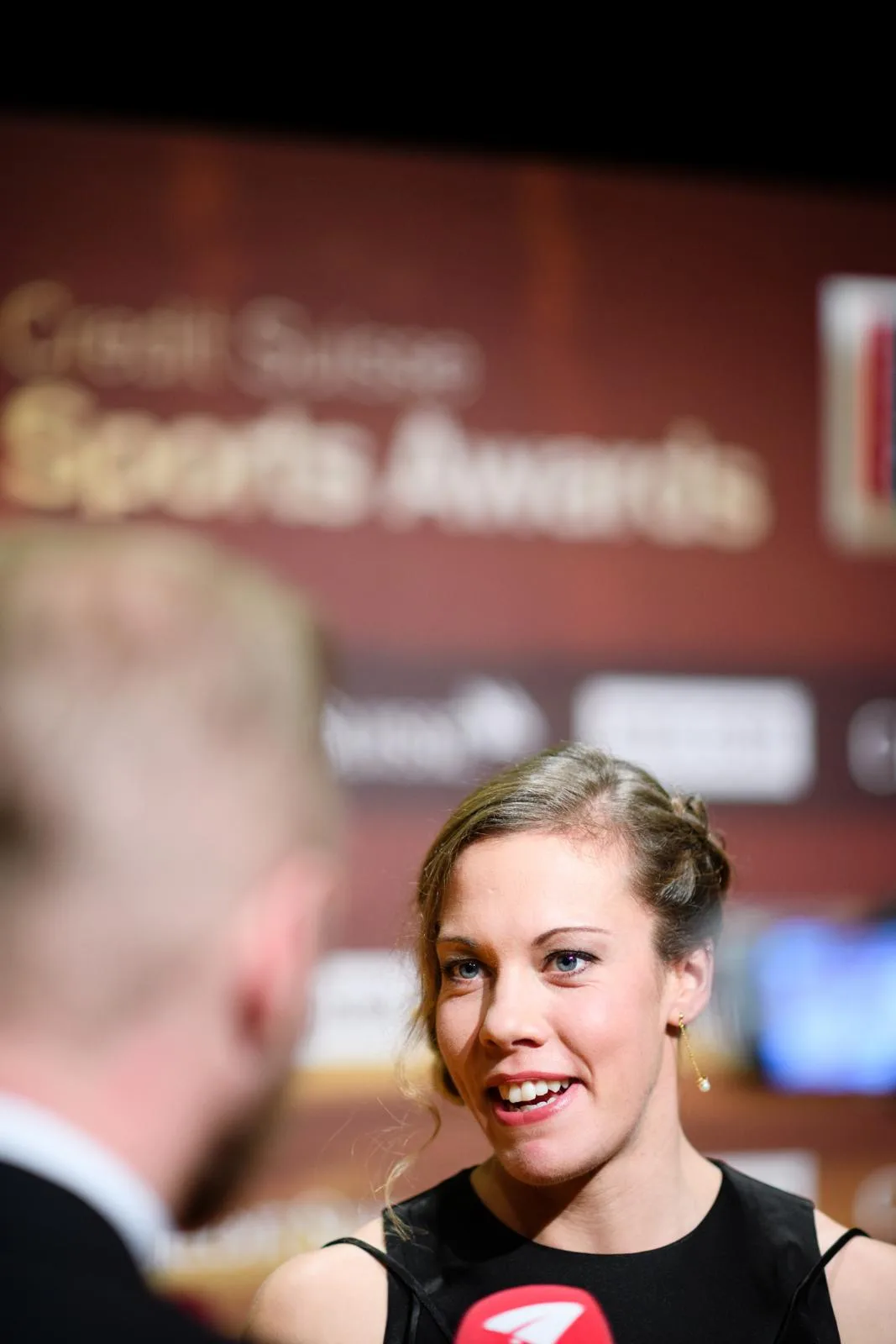 17121017173549-lom_preview Ruderin Jeannine Gmelin an den Sports Awards. (Bild: Keystone), Die Sportlerin des Jahres heisst Wendy Holdener. (Bild: Keystone), Roger Federer konnte seinen Titel an den Sports Awards nicht selber in Empfang nehmen, wurde aber live zugeschaltet. (Bild: Keystone)