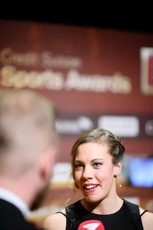 17121017173549-lom_preview Ruderin Jeannine Gmelin an den Sports Awards. (Bild: Keystone), Die Sportlerin des Jahres heisst Wendy Holdener. (Bild: Keystone), Roger Federer konnte seinen Titel an den Sports Awards nicht selber in Empfang nehmen, wurde aber live zugeschaltet. (Bild: Keystone)