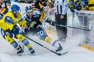 20171125_wetzikonarosa_cm_6865_preview Ausgebremst: Timon Vesely (rechts) verlor mit dem EHC Wetzikon gegen Prättigau. (Archivbild: Christian Merz)