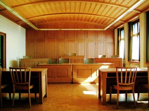 bezirksgericht_hinwil_grosser_saal_jan_16_preview Die Angeklagte akzeptierte das Urteil des Bezirksgerichts Hinwil wegen gewerbsmässigen Betrugs. (Symbolfoto: Gerichte Zürich)