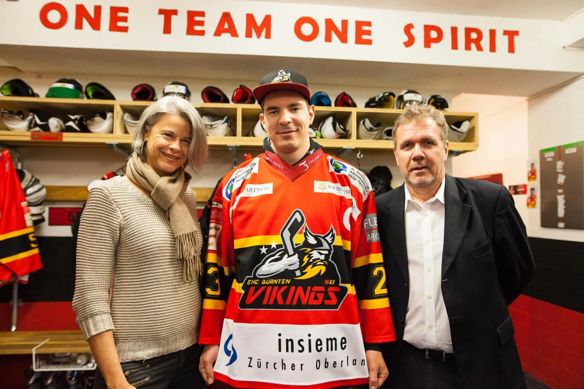 foto%20partnerschaft%20vikings-insieme%20%282%29_preview Insieme Geschäftsleiterin Christina Froidevaux, Captain Noël Brunner und Vikings-Präsident Marco Maroni bei der Vorstellung des Trikots. (Bild: zvg)