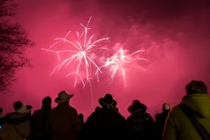 pfaeffikon_01012016_silvesterzauberpfaeffikon_maz_07_preview Menschen geniessen das Feuerwerk am Silvesterzauber. (Archivbild: Markus Zürcher), Mit diesem Plakat macht die Polizei auf das Verbot aufmerksam. (Bild: Stadtpolizei Zürich), In dem rot schraffierten Bereich ist es verboten, Feuerwerk abzufeuern. (Bild: Stadtpolizei Zürich)