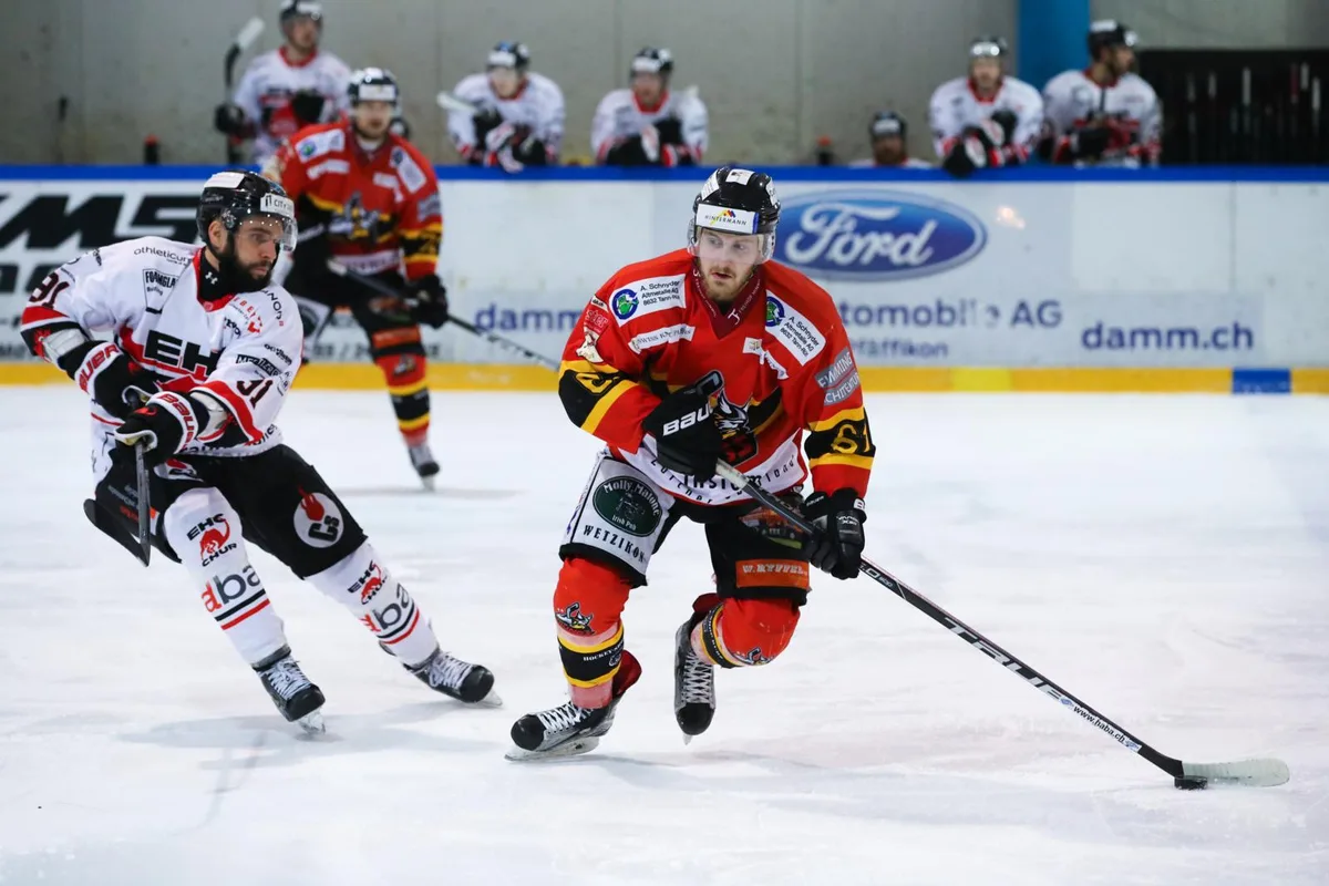 sport_12122017_eishockeyvikingschur_dku__1__preview Vikings-Stürmer Michel De Martin (rechts) versucht seinem Gegenspieler zu entkommen. (Bild: David Kündig), Vikings-Angreifer Mario Senn (links) hat soeben das 1:1 erzielt. (Bild: David Kündig) , Dürntner Jubel (Adrian Stoob, rechts) im Cupspiel gegen Chur. (Bild: David Kündig)