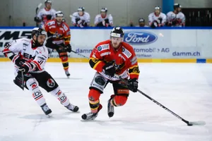 sport_12122017_eishockeyvikingschur_dku__1__preview Vikings-Stürmer Michel De Martin (rechts) versucht seinem Gegenspieler zu entkommen. (Bild: David Kündig), Vikings-Angreifer Mario Senn (links) hat soeben das 1:1 erzielt. (Bild: David Kündig) , Dürntner Jubel (Adrian Stoob, rechts) im Cupspiel gegen Chur. (Bild: David Kündig)