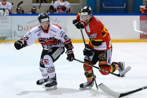 sport_12122017_eishockeyvikingschur_dku__3__preview Der Dürntner Michel De Martin (rechts) erzielte gegen Küsnacht drei Tore. (Bild: David Kündig), Mario Senn (links) und die Dürnten Vikings bleiben in der Erfolgsspur. (Bild: David Kündig)