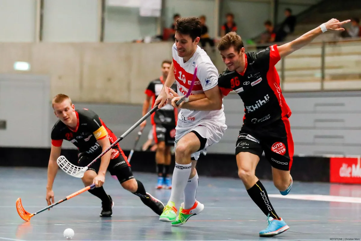 sport_15102017_unihockey_crm_05_preview Usters Marco Klauenbösch (r.) gegen den Thuner Marco Manuel Cebulla. (Archivbild: Christian Merz)