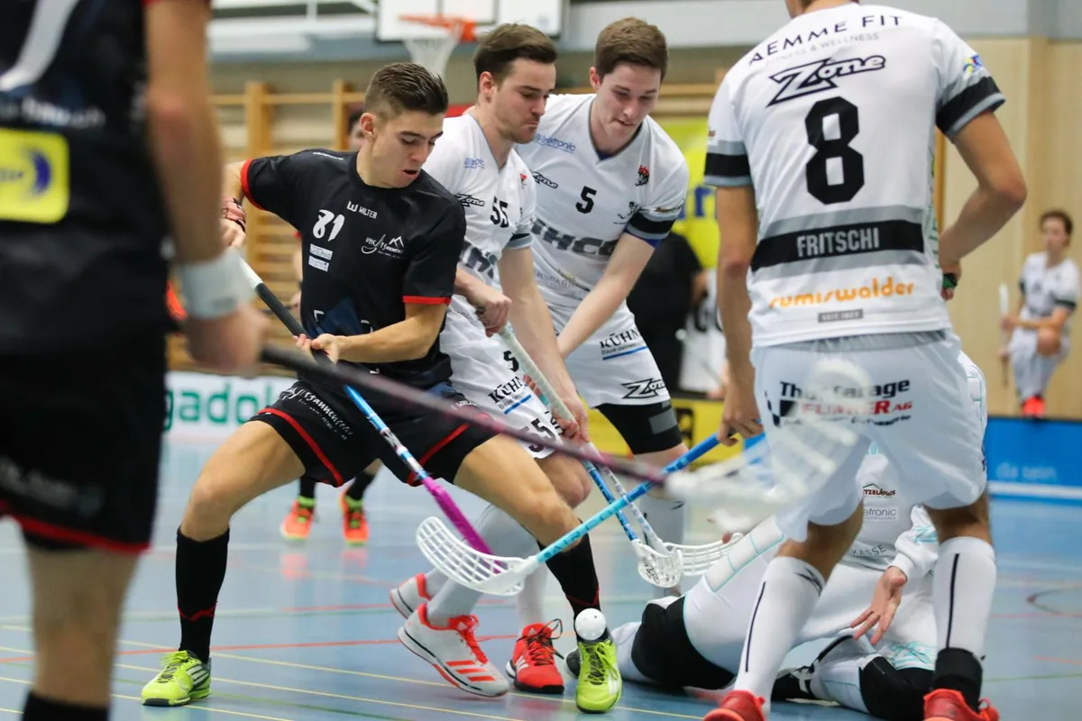 sport_16122017_unihockeyegggruenenmatt_dku__4__preview Pfannenstiels Remo Gallati versucht sich gegen die Abwehr von Grünenmatt durchzusetzen. (Bild: David Kündig)