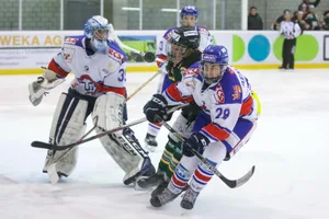 sport_18112017_eishockeyeiebellinzona_dku__3__preview Im Sandwich: EIE-Spieler Lionel Kuhn (2. von rechts) versucht sich zu behaupten. (Archivbild: David Kündig)