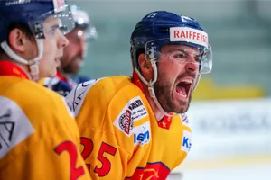 sport_28022017_eishockey_crm_21_preview Macht seinem Ärger Luft: EHCD-Captain Jann Falett. (Archivbild: Christian Merz)