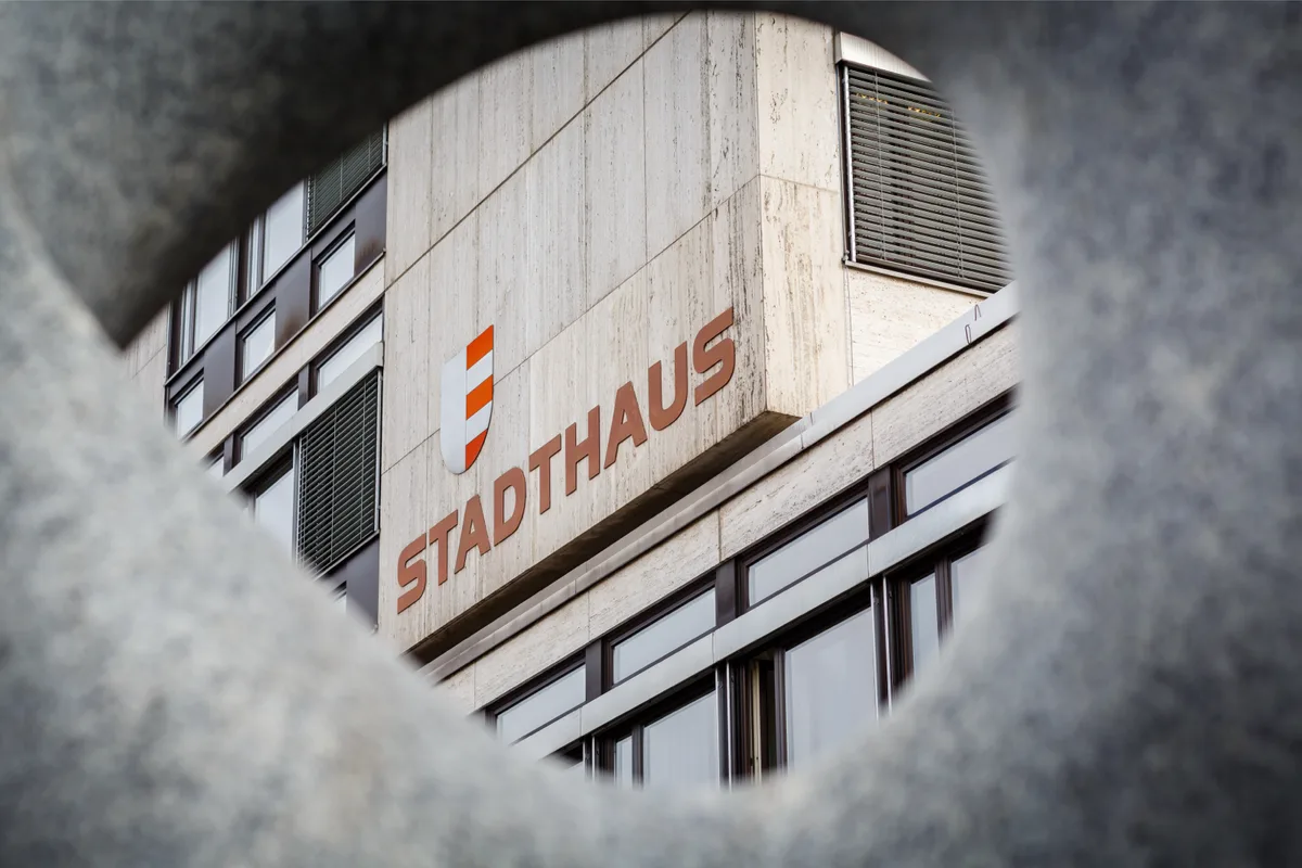 uster_0403016_stadthaus_naz-12_preview Die Stadt Uster hat einige Änderungen am Globalbudget vorgenommen. Die Steuern bleiben aber vorerst gleich.
(Archivbild: Nicolas Zonvi)