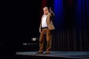 uster_20122017_mikemueller_sbo_4_preview Mike Müller gab an seinem Auftritt diverse Parodien zum besten. (Bild: Seraina Boner), Dabei ging es durchaus hin und wieder auch politisch ganz inkorrekt vor sich – nicht nur mit Habeggers Burka-Gebot. (Bild: Seraina Boner), Das überzeichnete Geschehen der Schweizer Lokalpolitik hatte die Unterhaltung des Publikums zum Ziel. (Bild: Seraina Boner)