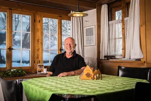 wald_06122017_zahnaegypten_sbo_2_preview Es sei jedes Mal ein Kultur- und Temperaturschock, sagt Alfred Zahn. Ende november kehrte er aus dem 30 Grad warmen Ägypten in sein fast 500 Jahre altes Haus in den winterlichen Walder Weiler Hittenberg zurück. (Bild: Seraina Boner), Auf dem Nil: Wenn Alfred Zahn nicht in der Praxis im Nil Hospital Naqada Patienten behandelt, dreht er seine Runden auf dem Fluss. (Bild: zvg), Es gebe nichts Schöneres, als am Morgen eine Stunde auf dem Nil zu verbringen, sagt Alfred Zahn. (Bild: zvg) , Natur und Staub: Das Nil Hospital Naqada von aussen. In diesem Spital behandelte Alfred Zahn beriets über 1000 Ägypter. (Bild: zvg), Sein Kollege Andreas Knoblauch (rechts) machte Alfred Zahn auf das Projekt in Ägypten aufmerksam. Mit ihm leitet Zahn die Praxis für Pneumologie und Schlafmedizin und rudert vor der Sprechstunde auf dem Nil.(Bild: zvg)