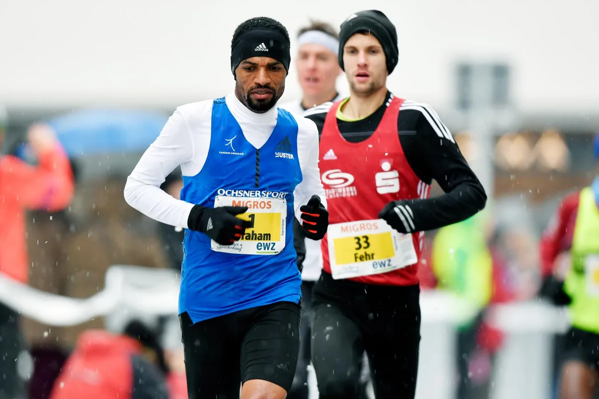 Tadesse Abraham (vorne) auf dem Weg zum zweiten Platz am Silvesterlauf. (Bild: Keystone), Andrea Meier vom LC Uster lief am Silvesterlauf als Dritte aufs Podest. (Bild: Keystone)