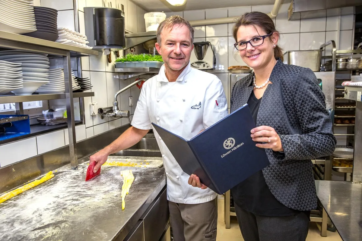bu_stalder_01122017_re_02_preview Ein eingespieltes Team: Stephan und Carmen Stalder in der Küche des Restaurant Löwen in Nänikon. (Bild: Mano Reichling)