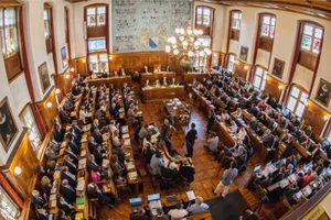 fr_kantonsrat_2015_2019_re_03_preview Der Bezirk Hinwil wird bei den Kantonsratswahlen im nächsten Jahr einen Sitz weniger besetzen können als im Vorjahr. Es dürfte zum Gerangel kommen. (Archivfoto: Mano Reichling) , Die Kantonsräte aus dem Bezirk Hinwil: Yvonne Bürgin (CVP) aus Rüti. Sie präsidiert aktuell den Kantonsrat. (Foto: Christian Merz), Beat Monhart (EVP) aus Gossau ist im Laufe der aktuellen Amtszeit für Gerhard Fischer nachgerückt. (Foto: PD), Monika Wicki (SP), ursprünglich aus Wald, wohnt längst in Zürich. (Foto: PD), Ruth Frei (SVP) aus Wald ist langjährige Kantonsrätin. (Foto: PD), Daniel Wäfler (SVP) aus Gossau schaffte den Sprung in den Kantonsrat bei den letzten Wahlen. (Foto: PD), Elisabeth Pflugshaupt (SVP) aus Gossau schaffte es ebenfalls bei den Wahlen 2015 ins Kantonsparlament. (Foto: Markus Zürcher), SVP-Mann Peter Preisig aus Hinwil ist ein langjähriger Parlamentarier. (Foto: PD), Muss sich womöglich zwischen Exekutive und Legislative entscheiden: Jörg Kündig (FDP) aus Gossau. (Foto: Markus Zürcher), Max Homberger (Grüne) aus Wetzikon ist aufgrund seines eher schwachen Abschneidens bei den letzten Wahlen Wackelkandidat. (Foto: PD), Erich Vontobel (EDU) aus Bubikon muss wohl auch um den Wiedereinzug ins Parlament zittern. (Foto: PD), Andreas Erdin (GLP) aus Wetzikon hat mehrere Amtszeiten im Kantonsrat hinter sich. (Foto: PD)
, Cornelia Keller (BDP) hat zwar viele Kumulierstimmen gemacht im 2015, die schlechten Zahlen ihrer Partei könnten der Gossauerin allerdings schaden. (Foto: PD)