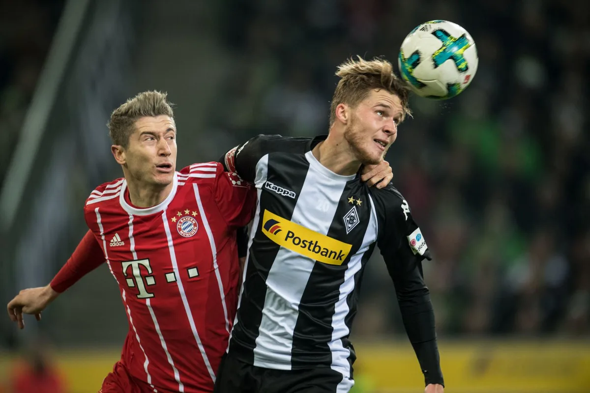 1496f2004c770f42_preview Er bleibt bei den «Fohlen»: Nico Elvedi (rechts). (Bild: Keystone)