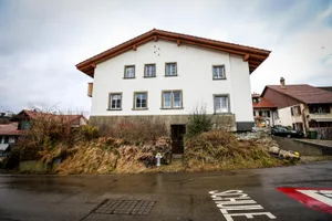 pfa%cc%88ffikon_16012018_hausburggasse_nag-9_preview Die Liegenschaft an der Burggasse 8 in Weisslingen wurde auf dem Fundament der einstigen Burg erbaut. (Bild: Nathalie Guinand), Archäologen untersuchen Mauerreste auf dem Burghügel. (Archivbild: Christian Senn), Ein Teil der alten Umfassungsmauer wurde im Rahmen des Umbaus des Hauses abgerissen. Reste sind links der Garageneinfahrt zu sehen. Der Kern des Gebäudes darüber geht bis in die Mitte 15. Jahrhundert zurück. (Bild: Nathalie Guinand), Der Burghügel in Weisslingen. (Bild: Nathalie Guinand), Eine alte Karte von Weisslingen. Über dem Wappen ist eine Burg zu sehen. (Bild: PD), Dieses Aquarell, das um das Jahr 1840 entstanden ist, zeigt das Haus an der Burggasse 8 in Weisslingen. Das Haus hat als Fundament grosse Steinblöcke, die von der Burg stammen. (Bild: PD), Die Burg in Weisslingen: Zeichnung nach Skizzen vom Burgenforscher Georg Hartmann und nach der Fantasie von P. Lamprecht. (Bild: PD), Der Burgrechtsbrief mit dem sich Verena von Ebersberg am 2. September 1407 mit ihren Burgen Weisslingen und Wetzikon unter den Schirm Zürichs begibt. (Foto: Staatsarchiv Zürich), Das Evangelienbuch, auf dessen letzter Seite Veronika von Hettlingen unterschrieben hat, befindet sich heute im Benediktinerkollegium Sarnen. (Foto: Rudolf Gamper), Der Wandteppich, den Veronika von Hettlingen in Auftrag gegeben hat: Die Auferstehung Christi, eingerahmt von den Wappen Hettlingen und Hofstetten (rechts). (Foto: PD)