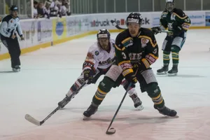 sport_02102017_eishockey_pif-1_preview EIE-Spieler Nicola Gretler (vorne) wird vom Dürntner Mischa Rüegg bedrängt. (Archivfoto: Robert Pfiffner)