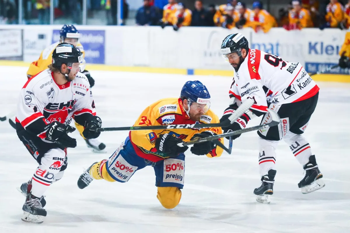 sport_03012018_eishockeyduebendorfchur_dku__3__preview Fabian Schuhmann (Mitte) kassierte mit dem EHC Dübendorf in Seewen eine Niederlage. (Archivfoto: David Kündig)