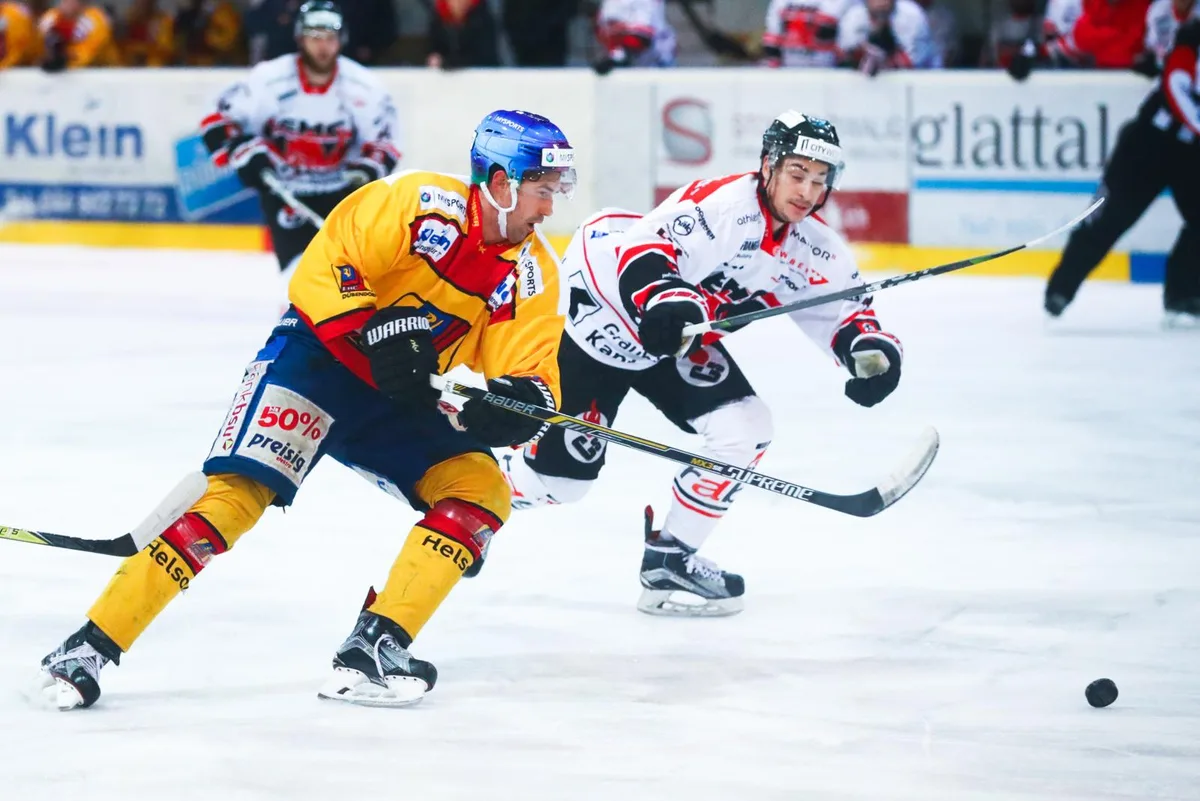 sport_03012018_eishockeyduebendorfchur_dku__4__preview Dübendorfs Steven Widmer (vorne) gegen den Churer Fabian Morandi. (Archivfoto: David Kündig