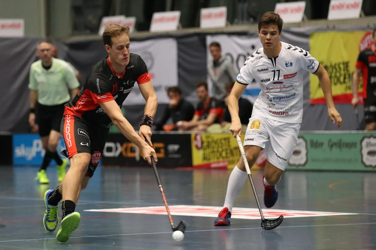 sport_03122017_unihockeyusterzug_dku__4__preview Enges Duell: Uster (links Florian Bolliger) musste sich Zug nach klarer Führung doch noch geschlagen geben. (Bild: David Kündig)