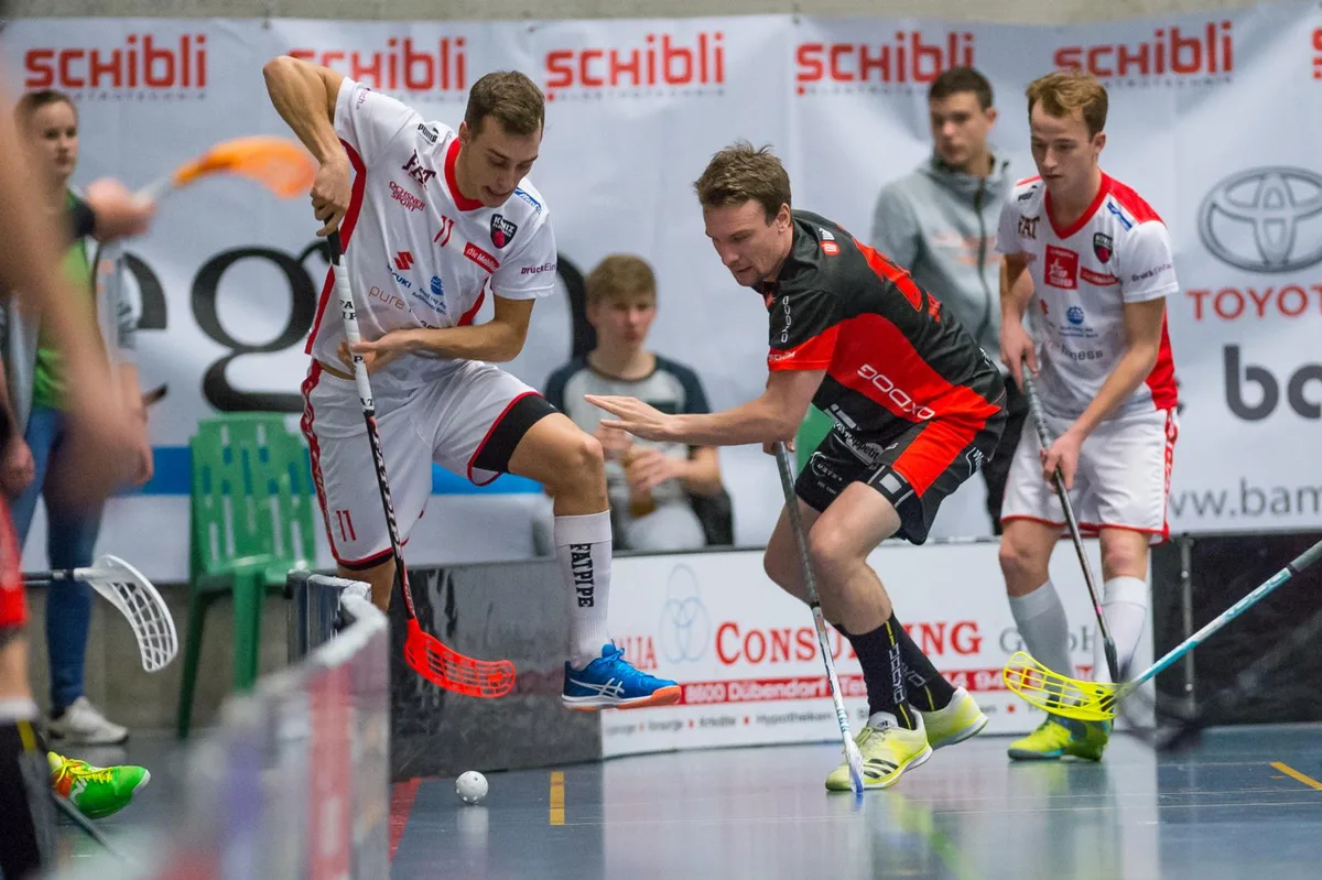 sport_06012018_unihockey_pif-1_preview Usters Fabian Steiger (rechts) gegen Köniz' Manuel Maurer. (Bild: Robert Pfiffner)