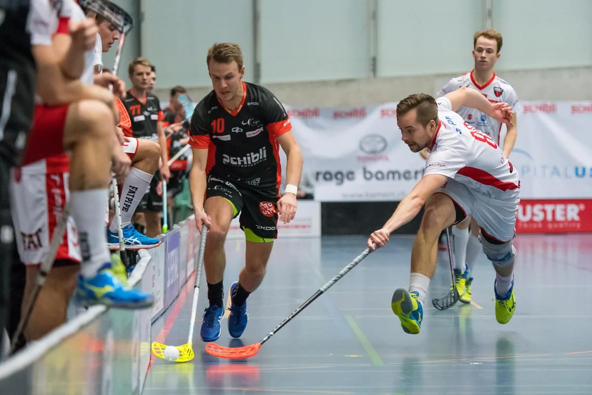 sport_06012018_unihockey_pif-8_preview Raphael Berweger (links) feierte mit dem UHC Uster im Kampf um einen Playoff-Platz einen wichtigen Sieg. (Archivfoto: Robert Pfiffner)
