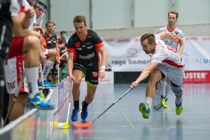 sport_06012018_unihockey_pif-8_preview Raphael Berweger (links) feierte mit dem UHC Uster im Kampf um einen Playoff-Platz einen wichtigen Sieg. (Archivfoto: Robert Pfiffner)