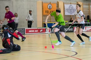 sport_07012018_unihockey_pif-5_preview Die Laupnerin Sina Hofmann scheitert mit ihrem Abschlussversuch an der gegnerischen Torhüterin. (Foto: Robert Pfiffner)