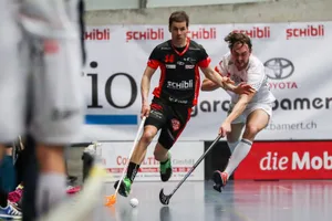sport_08032017_unihockey_crm_03_preview Nach 17 Jahren im Fanionteam des UHC Uster tritt Thomas Aellig (links) Ende Saison zurück. (Archivfoto: Christian Merz)
