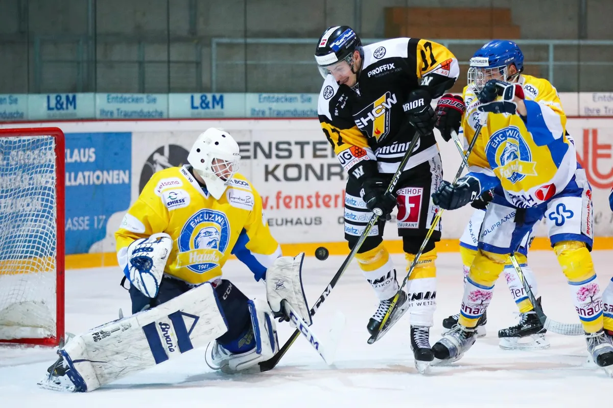 sport_10012018_eishockeywetzikonuzwil_dku__6__preview Der Wetziker Timon Vesely (Mitte) traf gegen Arosa gleich dreimal. (Archivfoto: David Kündig)