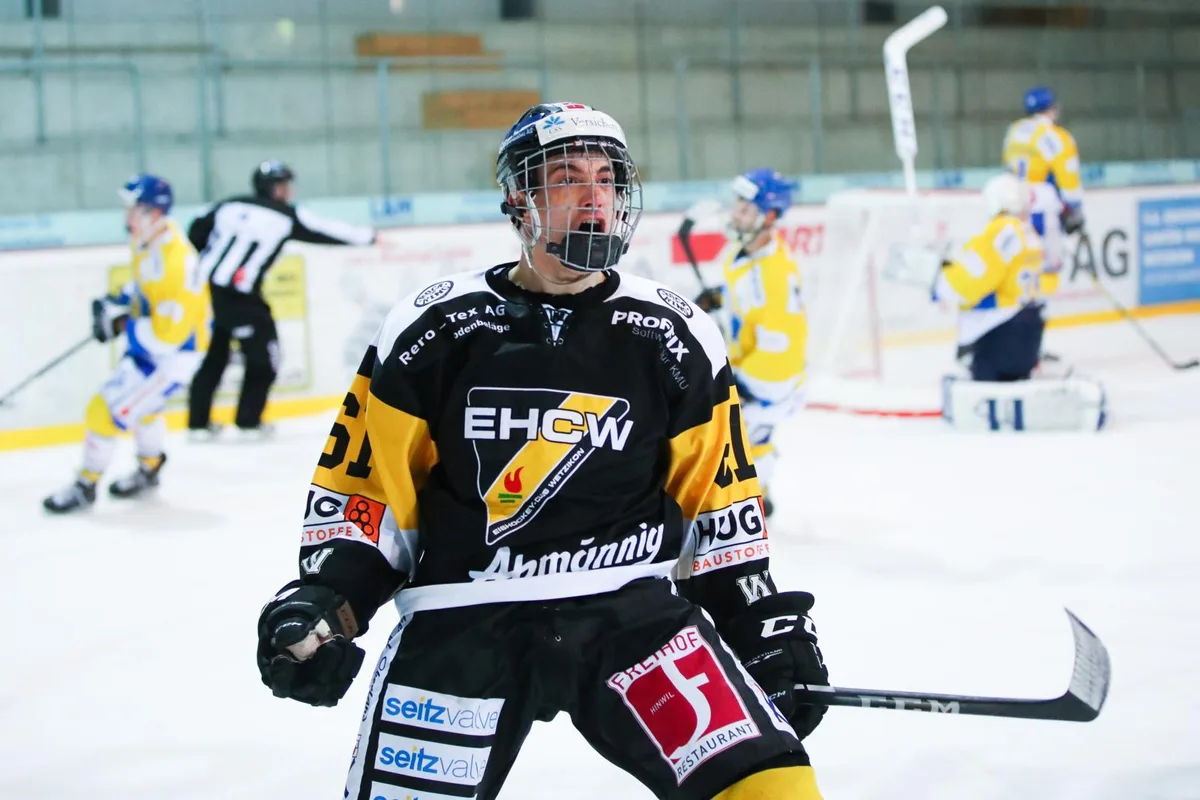 sport_10012018_eishockeywetzikonuzwil_dku__8__preview Kevin Eggimann erledigte Uzwil fast im Alleingang: Der Wetziker Stürmer erzielte drei Tore und zwei Assists beim 6:0-Erfolg. (Foto: David Kündig), Der Wetziker Kevin Eggimann dreht nach seinem Tor zum 3:0 jubelnd ab. (Foto: David Kündig)