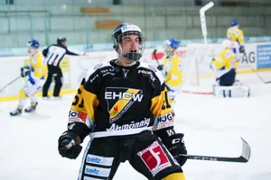 sport_10012018_eishockeywetzikonuzwil_dku__8__preview Kevin Eggimann erledigte Uzwil fast im Alleingang: Der Wetziker Stürmer erzielte drei Tore und zwei Assists beim 6:0-Erfolg. (Foto: David Kündig), Der Wetziker Kevin Eggimann dreht nach seinem Tor zum 3:0 jubelnd ab. (Foto: David Kündig)