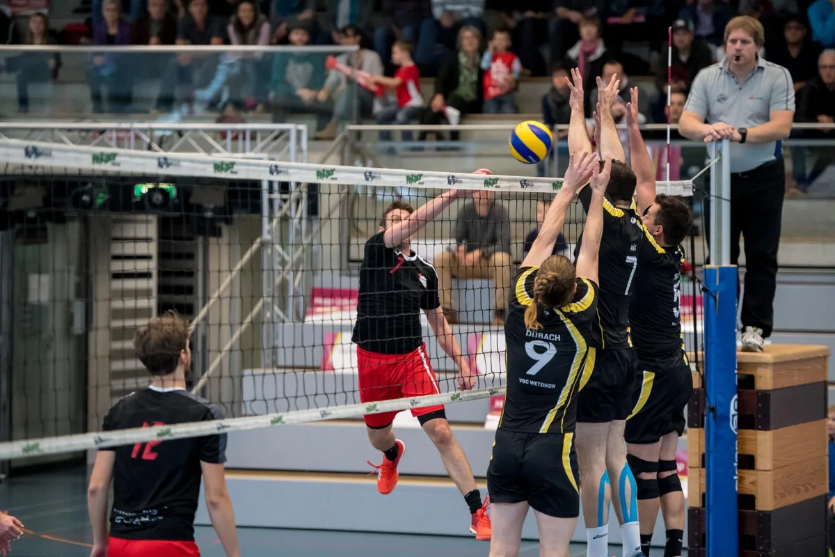 sport_11112017_volleyball_pif-8_preview Vergebliche Angriffsbemühungen: Uster Dominik Kaufmann setzt den Wetziker Block (Nicolai Gautschi und Hubert Ritzdorf) unter Druck. (Archivfoto: Robert Pfiffner)