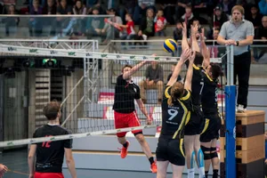 sport_11112017_volleyball_pif-8_preview Vergebliche Angriffsbemühungen: Uster Dominik Kaufmann setzt den Wetziker Block (Nicolai Gautschi und Hubert Ritzdorf) unter Druck. (Archivfoto: Robert Pfiffner)