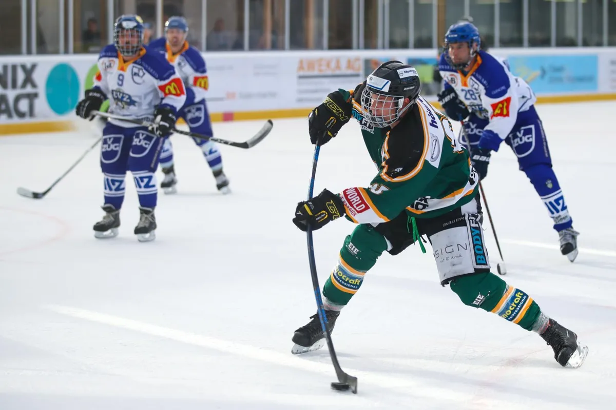 Mit richtig viel Druck auf dem Stock: EIE-Spieler Lorenz Kuhn zieht gegen Zug ab. (Archivbild: David Kündig)
