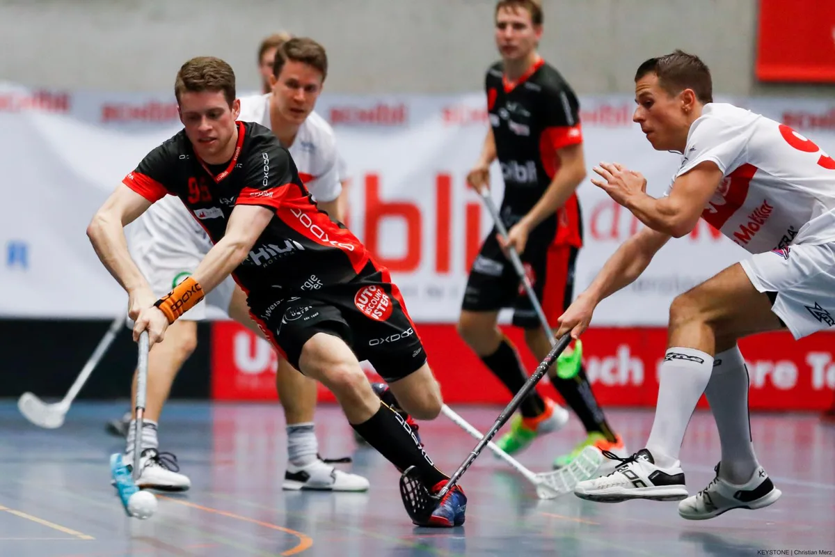 sport_15102017_unihockey_crm_04_preview Der Ustermer Tobias Ledergerber gegen Thuns Alexander Frey. (Archivfoto: xxx)